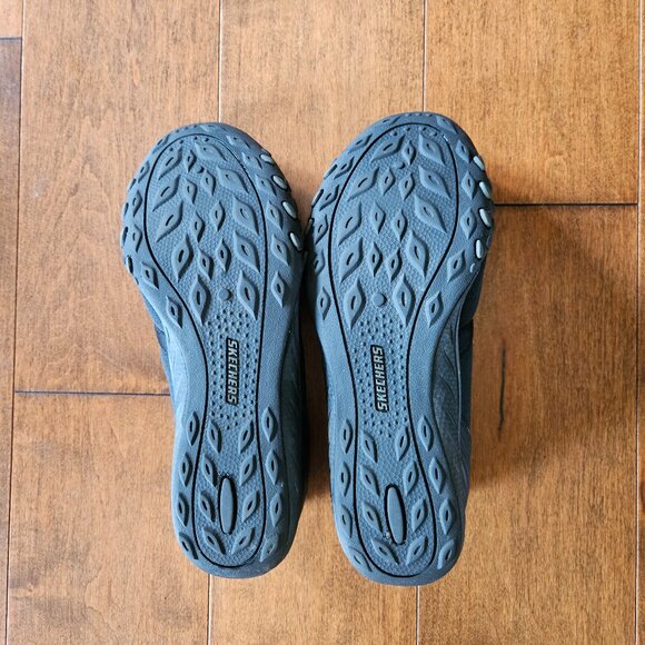 Skechers Size 7 Black Relaxed Fit Memory Foam Slip On Shoe Bike - Picture 5 of 5